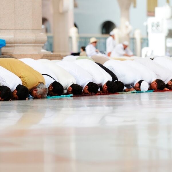 Земной поклон — основа молитвы для мусульман!